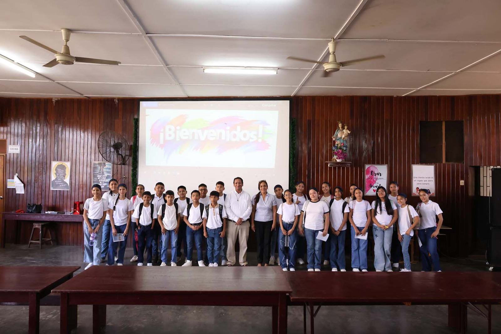 Estudiantes y docentes en el acto de bienvenida del colegio