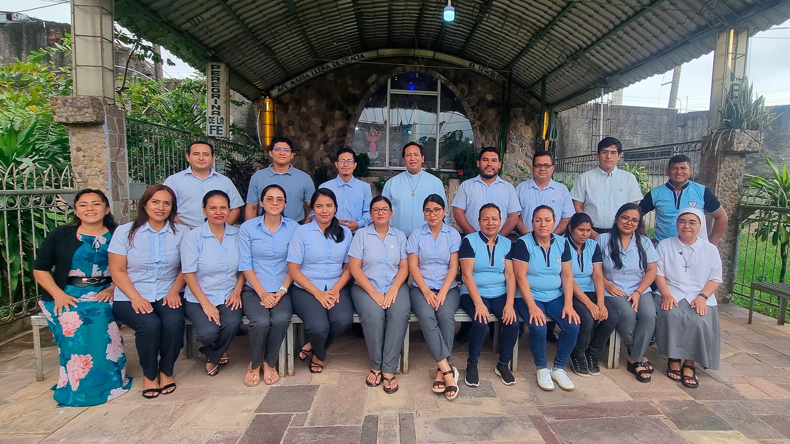Comunidad educativa reunida ante la gruta de María Auxiliadora