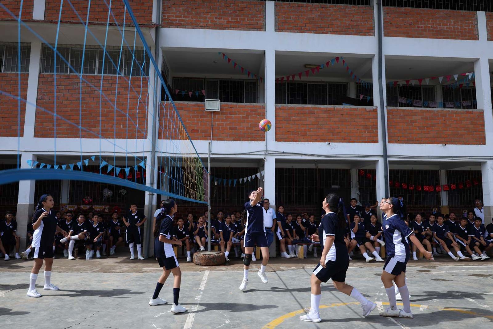 Estudiantes jugando en el patio del colegio