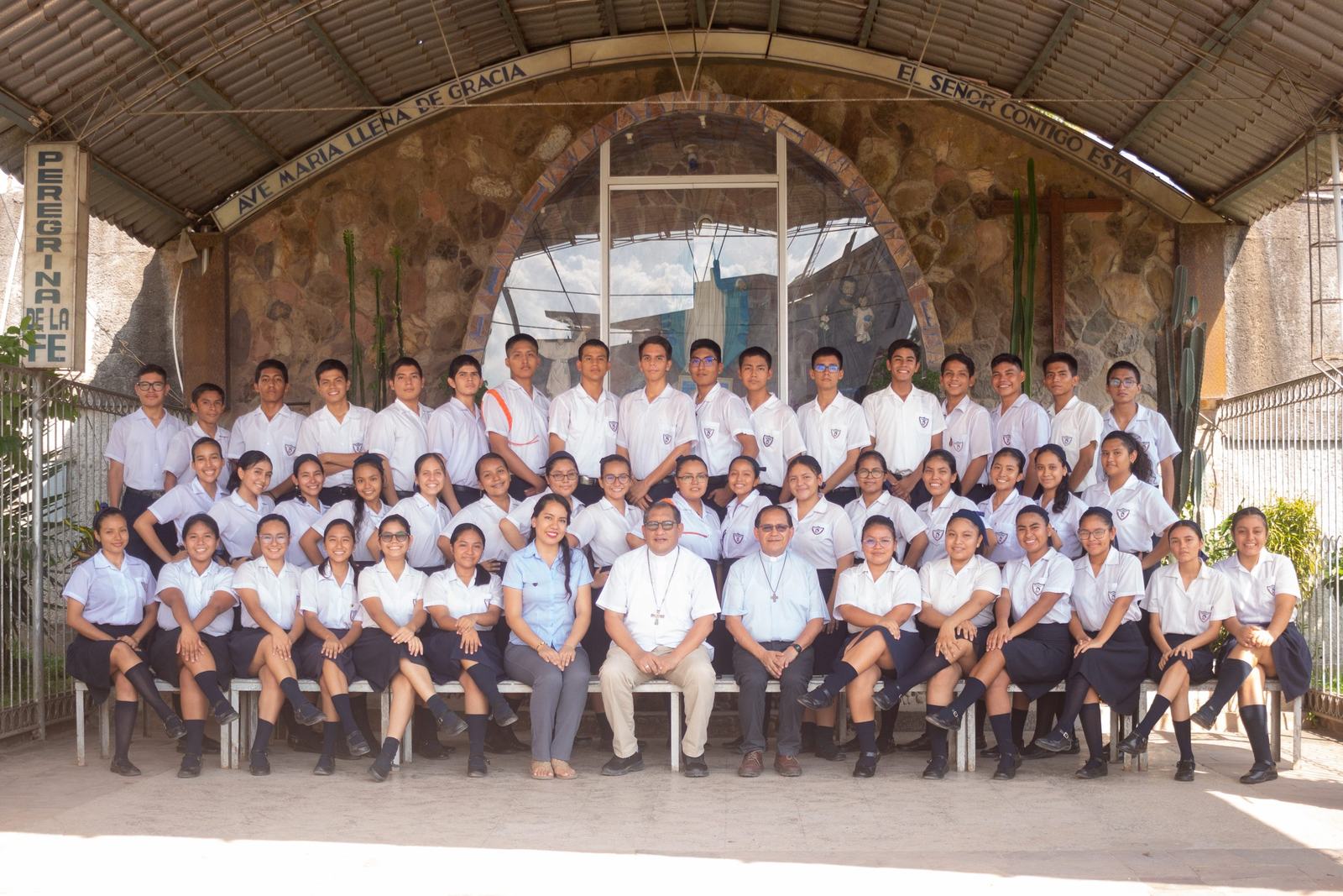 Estudiantes del colegio ante la gruta de María Auxiliadora