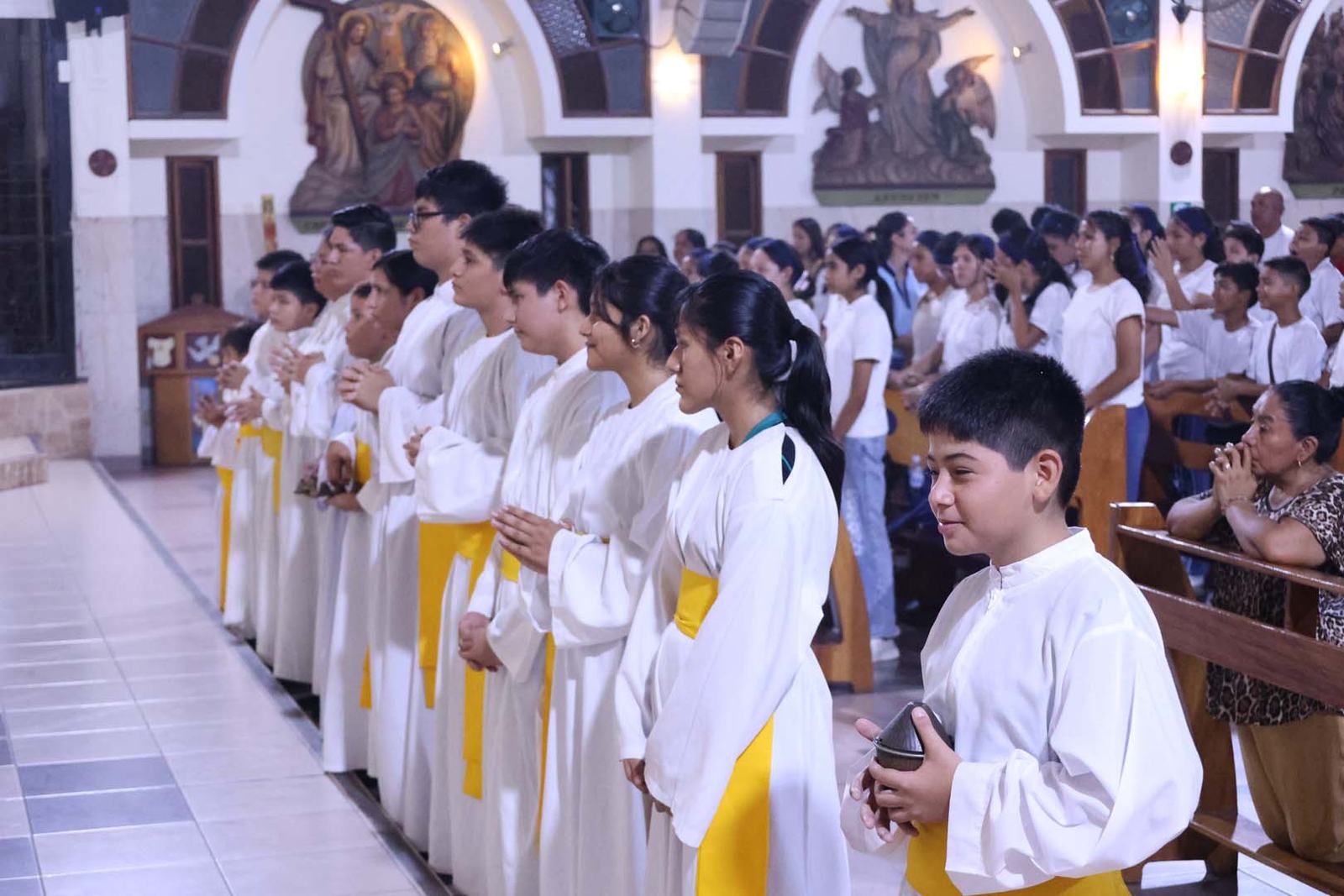 Estudiantes participando en una celebración del colegio