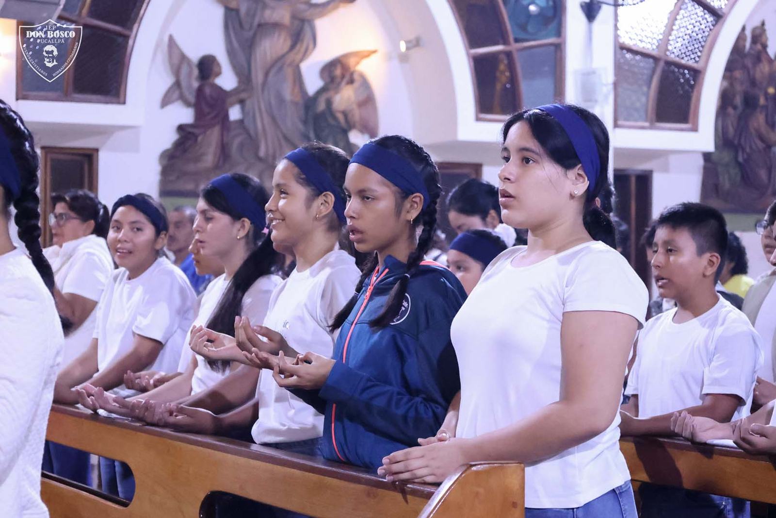 Estudiantes en un momento de oración durante el triduo de Don Bosco